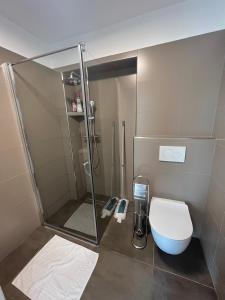 ein Bad mit einer Dusche und einem WC in der Unterkunft ZARA APARTMENTS in Koper
