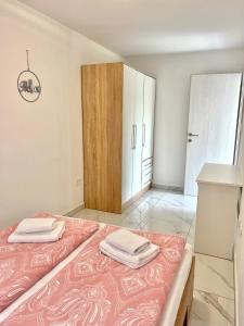 1 dormitorio con 1 cama y armario de madera en ZARA APARTMENTS, en Koper