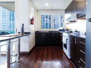 Kuchyň nebo kuchyňský kout v ubytování Manzil - Luxury 2BR Apartment in Dubai Marina