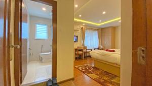 - une chambre avec un lit et une salle de bains dans l'établissement Hotel Malati, à Katmandou