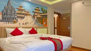 una camera da letto con un grande letto e un dipinto sul muro di Hotel Malati a Kathmandu