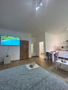 ein weißes Schlafzimmer mit einem großen Bett und einem Tisch in der Unterkunft BeGreat in Belgrad