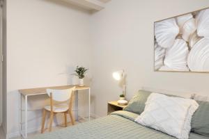 a bedroom with a bed and a desk with a chair at Super Host! 2 bedrooms, Restaurants & Train in Brisbane