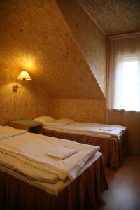Katil atau katil-katil dalam bilik di Uhtjärve Ürgoru Nõiariik