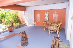 En terrasse eller udendørsområde på Drosia Studios - Λυμπερόπουλος
