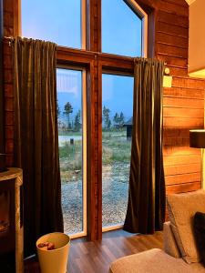 une chambre avec une grande fenêtre dans une cabane en rondins dans l'établissement Fjällstugan i Funäsdalen, à Funäsdalen