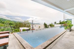 Bazén v ubytování Lae Lay Suites - Karon Beach nebo v jeho okolí