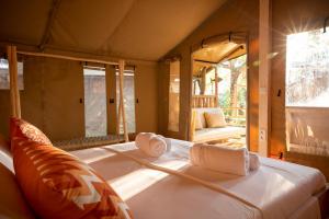塔里法Dunas Luxury Beach Resort Tarifa的帐篷里有一间卧室，里面有两张床