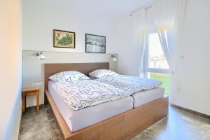 1 dormitorio con cama y ventana en Apartment NeWA, en Gąski