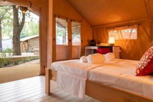 Dunas Luxury Beach Resort Tarifa في تريفة: غرفة نوم بسرير كبير في غرفة