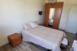 Postel nebo postele na pokoji v ubytování Cosy T2 in Palmela city center