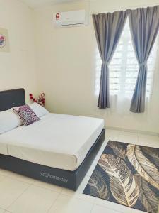 a bedroom with a bed and a window at RizQ Homestay Tg Malim in Kerling
