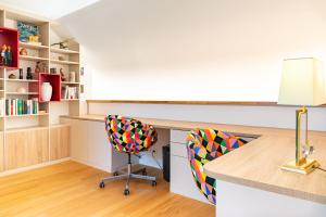 un ufficio con una scrivania e due sedie di Au Fil de L'Erdre - Spacieux appt avec terrasse a Nantes