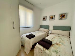 a bedroom with two beds and a window at Duplex con piscina individual y vistas al mar en Torrevieja in Torrevieja +39 photos