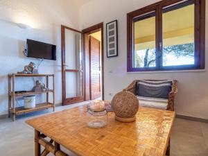 a living room with a table and a couch at Casa Flaminia Villasimius in Villasimius