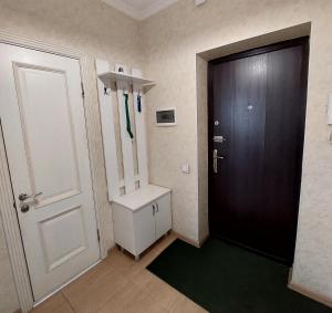 pasillo con puerta y aseo en una habitación en Elite Apartment in street Orozbekova 2 en Bishkek