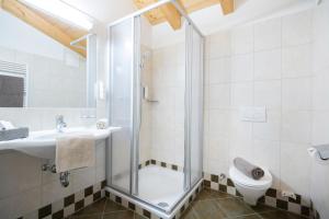 Koupelna v ubytování Hotel Vorderronach
