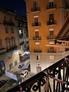 desde el balcón de un edificio en Royal Dream, en Nápoles