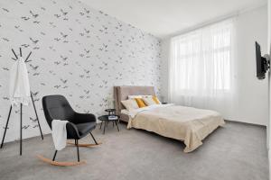 Postel nebo postele na pokoji v ubytování Enjoy Downtown Boutique Apartments #13 by Goodnite cz