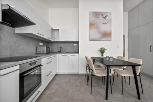 Kuchyň nebo kuchyňský kout v ubytování Enjoy Downtown Boutique Apartments #13 by Goodnite cz