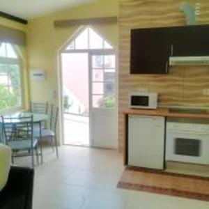 uma sala de estar com uma cozinha e uma sala de jantar em Studio with shared pool enclosed garden and wifi at Monchique em Monchique