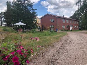 a dirt road next to a red brick building at Papula-huoneisto 