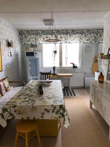 uma cozinha com uma mesa grande num quarto em Papula-huoneisto 
