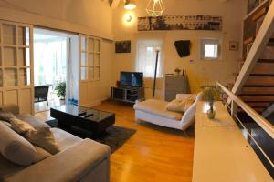 ein Wohnzimmer mit einem Sofa und einem Tisch in der Unterkunft Casa de los Chilenos in Oviedo