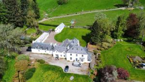 een luchtfoto van een groot huis in een veld bij The Gardeners Cottage in Pitlochry