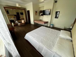sypialnia z białym łóżkiem i salonem w obiekcie Villa Wuthering Heights w Rzymie