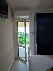 una stanza con una porta che si apre su una camera da letto di Oasi Petrus Cilento B&B a Marina di Camerota