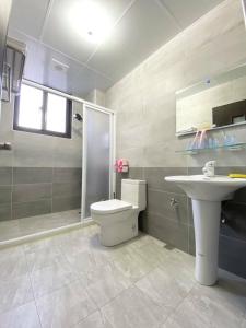 Een badkamer bij Happy B&B