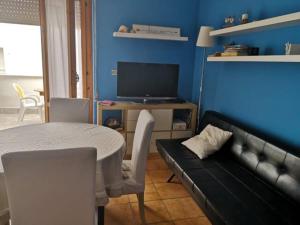TV a/nebo společenská místnost v ubytování Terrazza sul Golfo di Venere