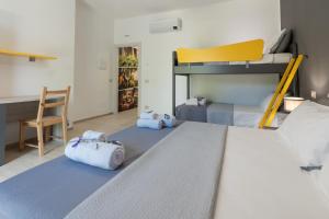 sypialnia z 2 łóżkami piętrowymi i biurkiem w obiekcie Agriturismo San Nicolino w mieście Offida