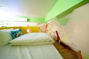 Uma cama ou camas num quarto em Yilan 1955 B&B Second Branch