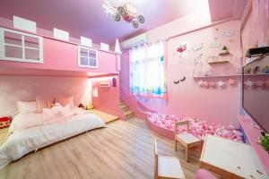 Uma cama ou camas num quarto em Yilan 1955 B&B Second Branch