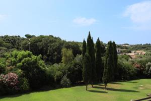 un grupo de árboles en un parque con un campo en PRIMAVILLA Relais, en Gaeta