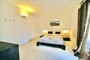 - une chambre avec un lit dans l'établissement Kuddie Rosse Eco-Friendly Residence, à Pantelleria