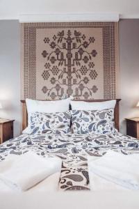Una cama con manta y almohadas. en Willa Hamry, en Poronin