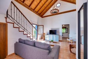 uma sala de estar com um sofá e uma escada em Casa rural entre Ojén y Marbella em Ojén
