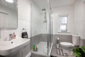 a bathroom with a shower and a toilet and a sink at 2A - Bright & Airy 2 Bed Flat - 20 Mins to Central in London