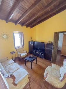 - un salon avec deux canapés et une télévision dans l'établissement Casa VistaBahía, à Malaga