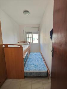 Habitación pequeña con 2 literas y puerta en Apartamento en la playa, en Cunit
