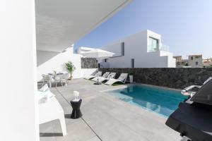 Bazén v ubytování Villa Moada Ocean Breeze nebo v jeho okolí