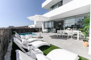 una imagen de una villa con piscina en Villa Moada Ocean Breeze, en Callao Salvaje