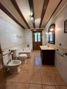 a bathroom with two sinks and a toilet and a tub at Casa Orbara by clabao in Ardanaz
