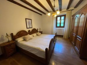 ein Schlafzimmer mit einem großen Bett in einem Zimmer in der Unterkunft Casa Orbara, a 8 Km de Pamplona in Ardanaz