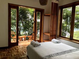 um quarto com uma cama num quarto com janelas em Baranko Villa em Fort Portal
