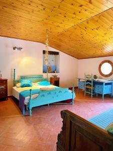 una camera con un grande letto e un soffitto in legno di Relax tra Monferrato & Langhe a SantʼAndrea
