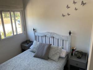 um quarto com uma cama com borboletas na parede em Pequeño estudio ubicado en plena Sierra de Espadán 